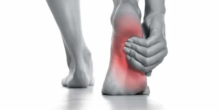 علت درد پاشنه پا سمت راست چیست؟
