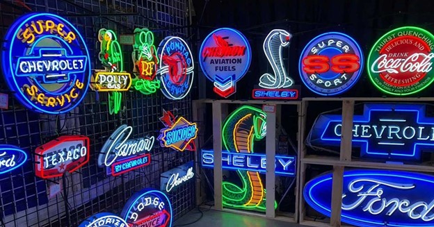 مزایا و معایب استفاده از تابلو نئون در تبلیغات محیطی چیست؟