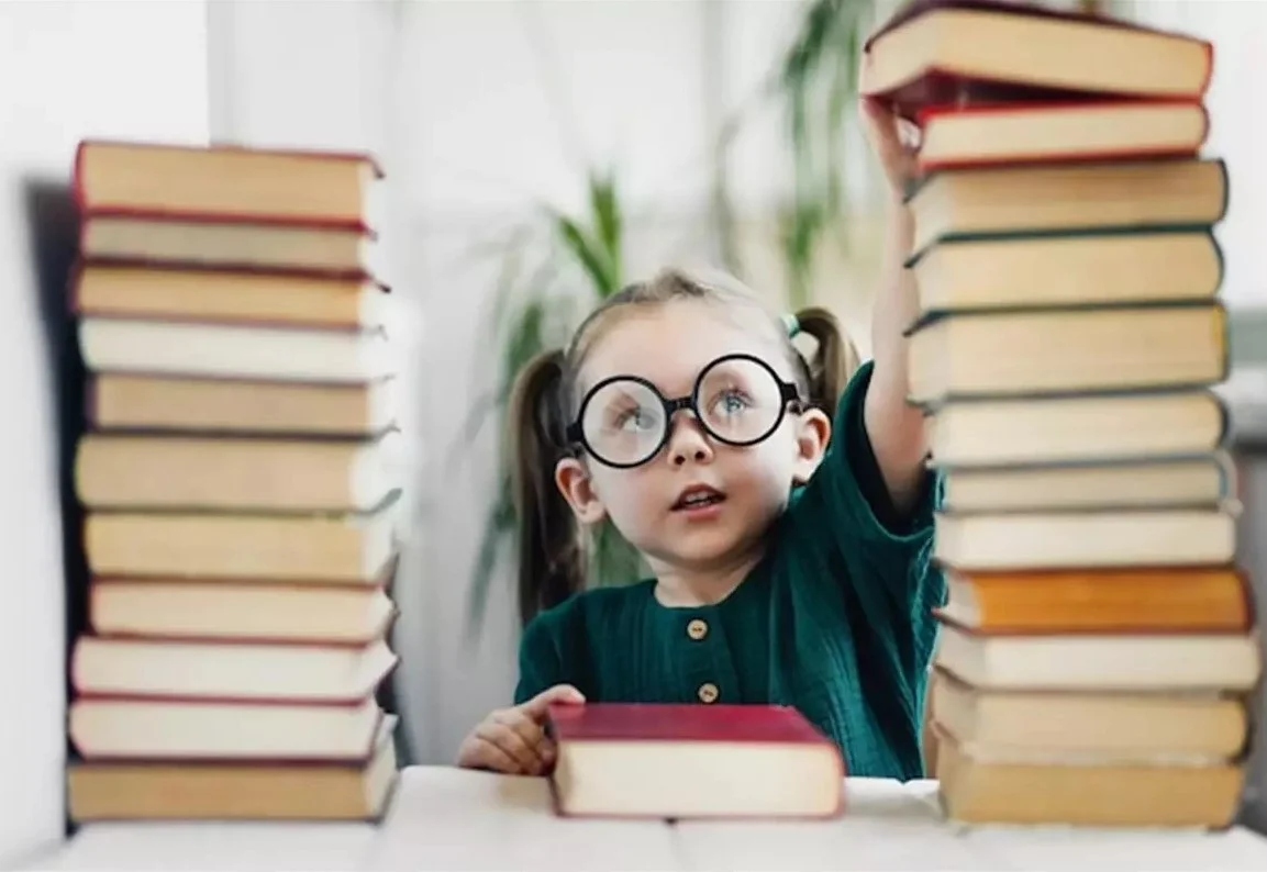 چگونه بازی و کتابخوانی را با منابع خارجی ترکیب کنیم؟